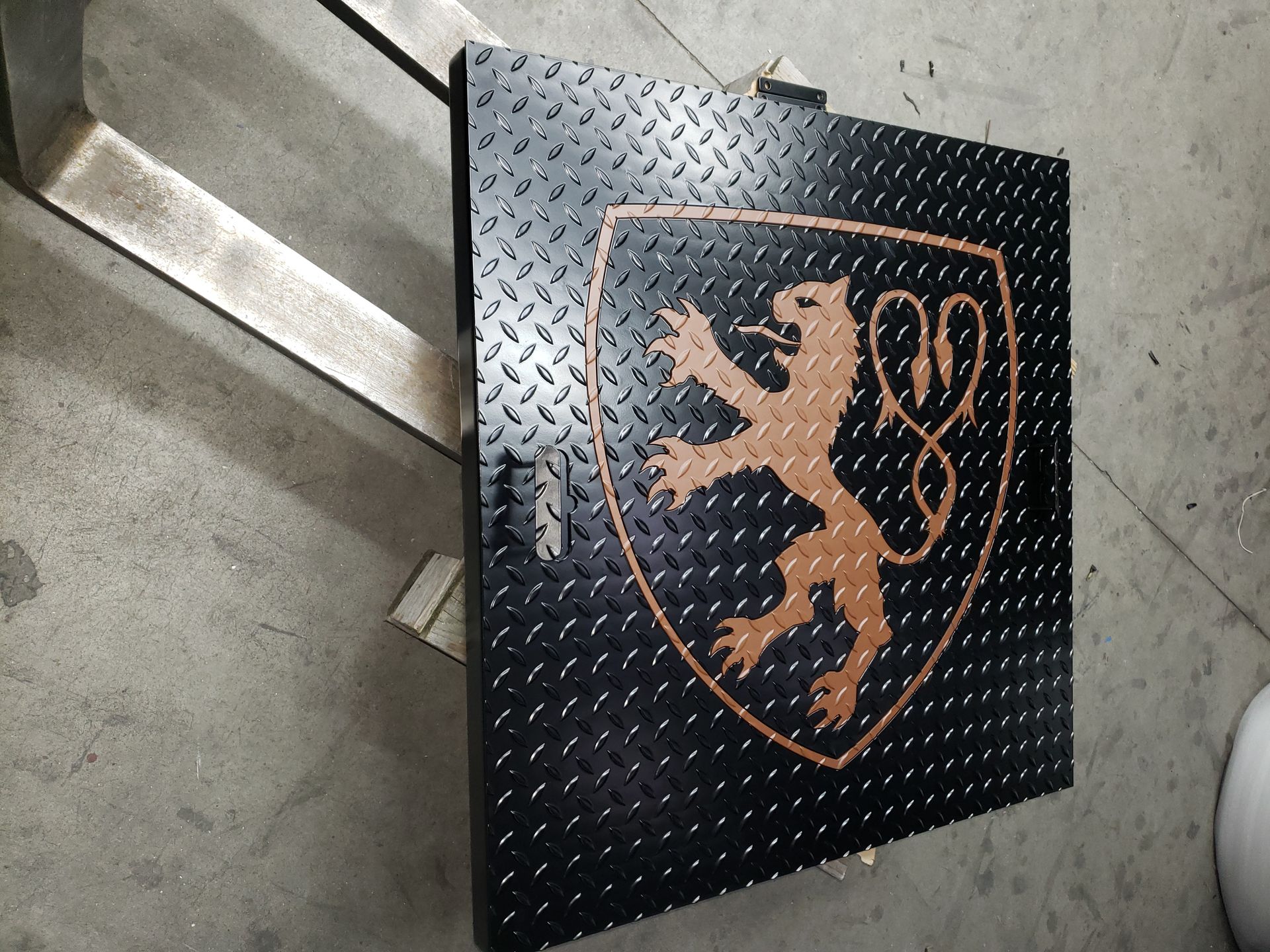 Blason sur plaque métallique après travaux