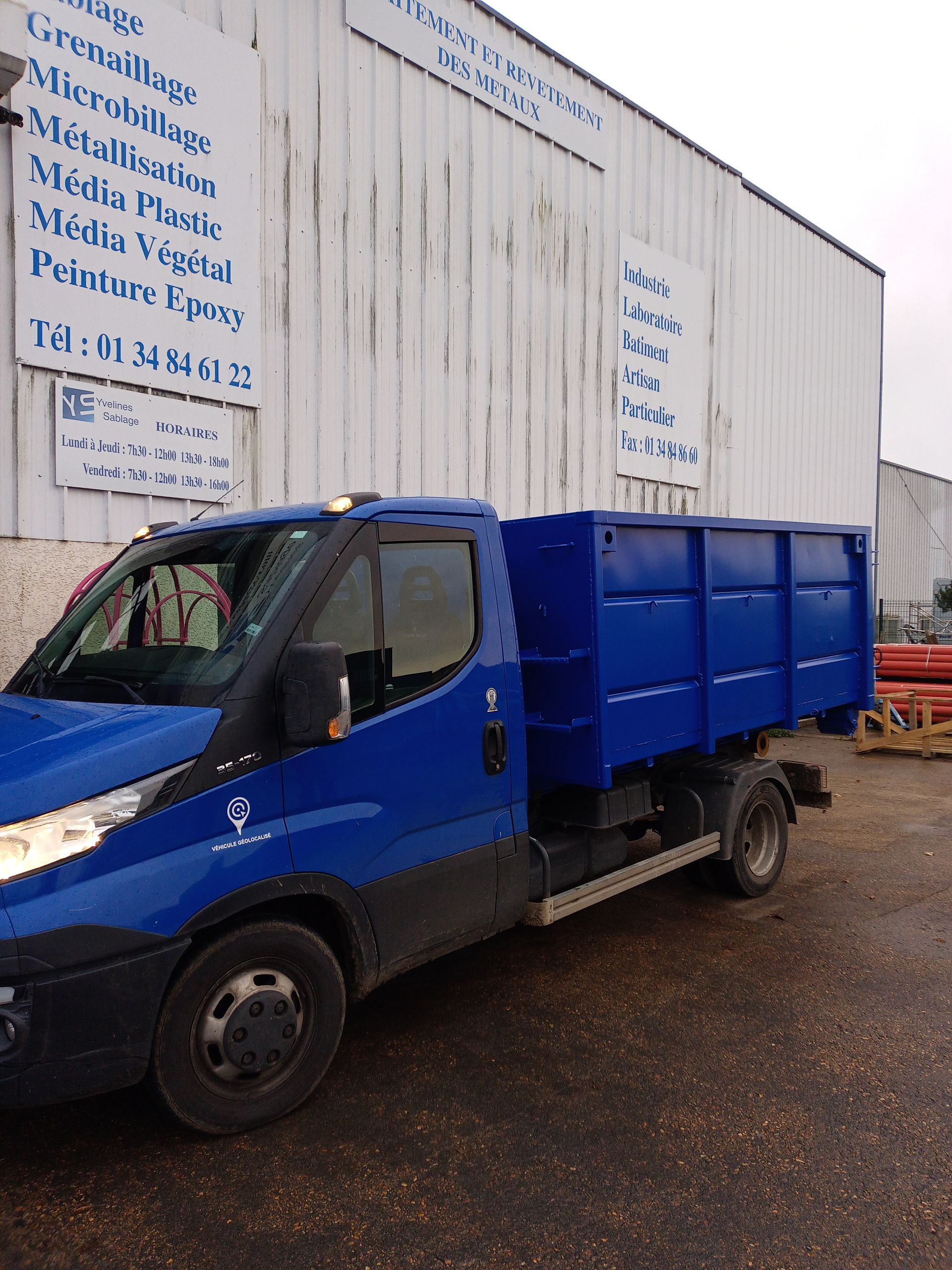 Camion-benne après travaux de peinture sur remorque