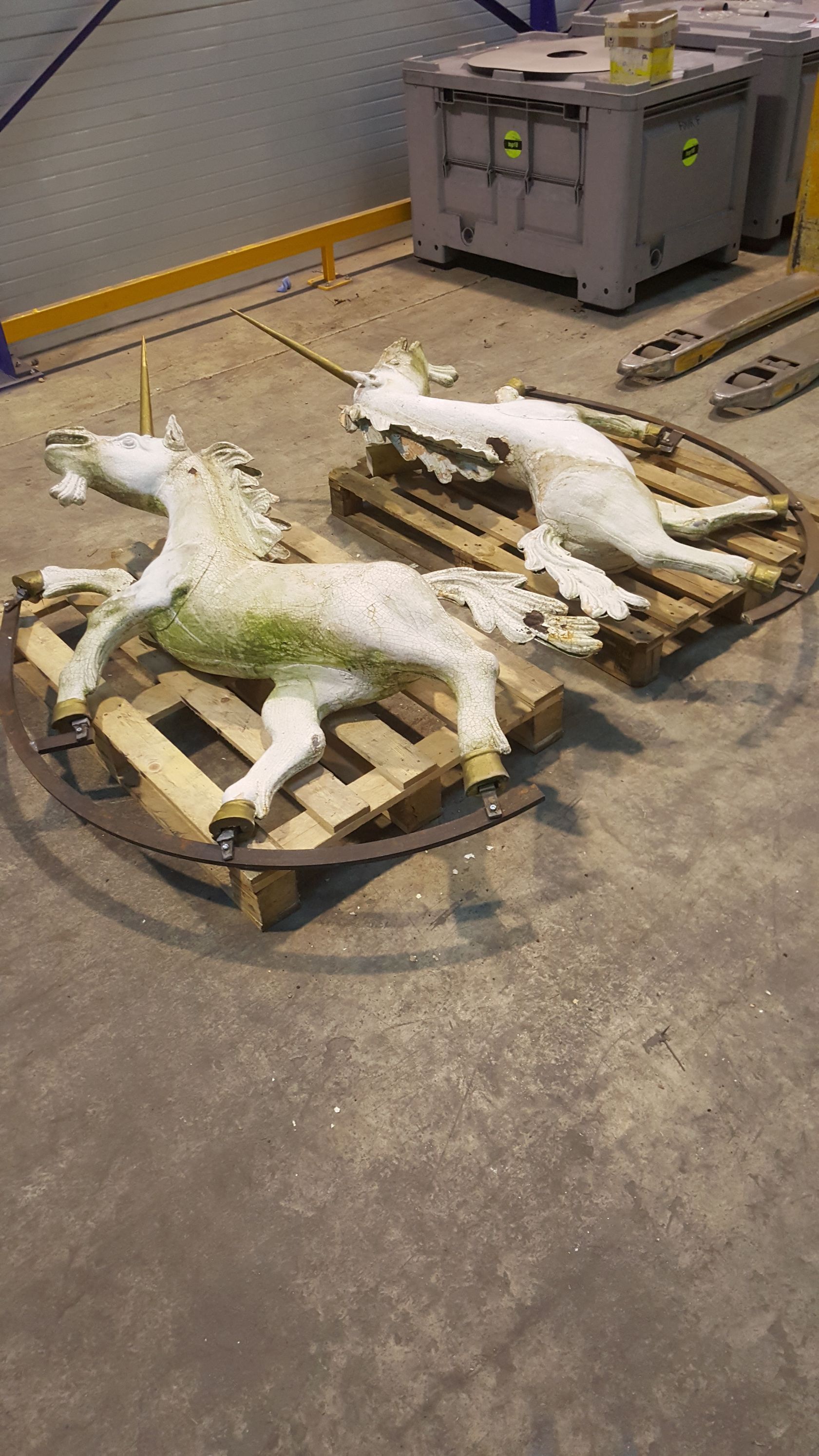 Statues de chevaux avant sablage