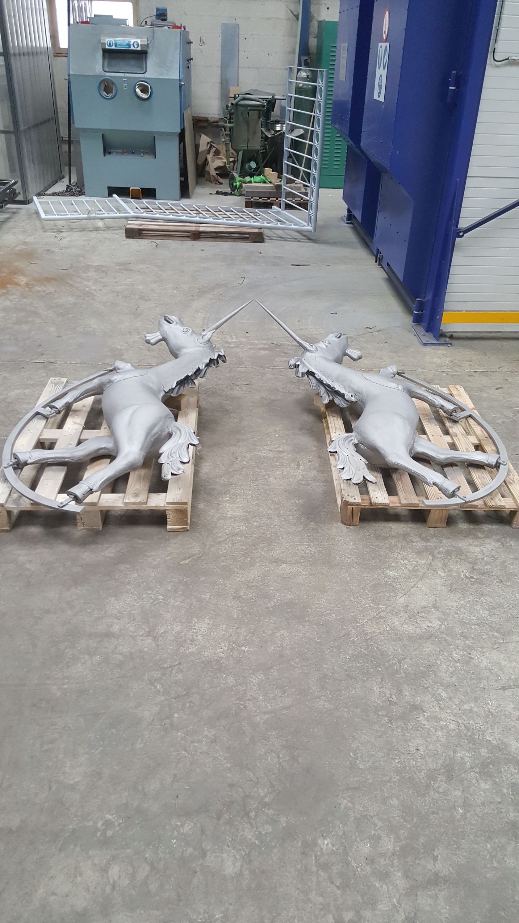 Statues de chevaux après sablage