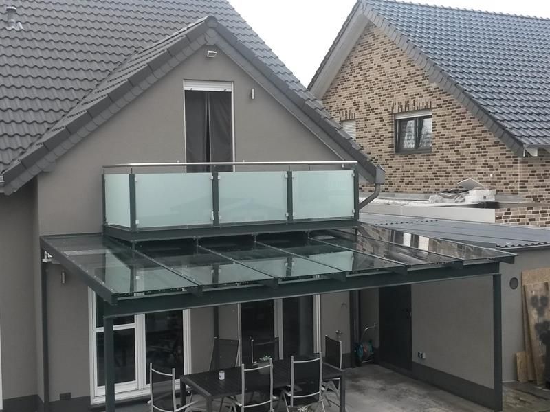 Einfamilienhaus mit Balkon, getragen durch Stelzen