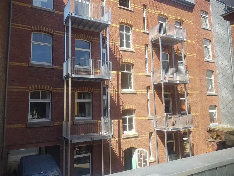 Mehrfamilienhäuser mit Balkonen übereinander