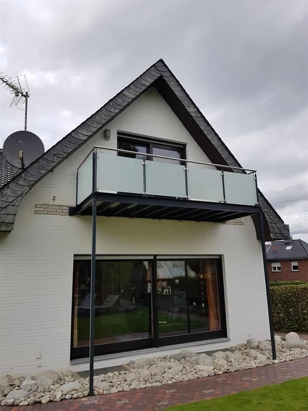 Einfamilienhaus mit Balkon, auf Terassendach gebaut