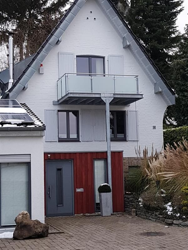 Balkon an Einfamilienhaus, getragen durch einen Balken