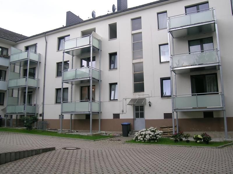 Mehrparteienwohnanlage mit Balkonen