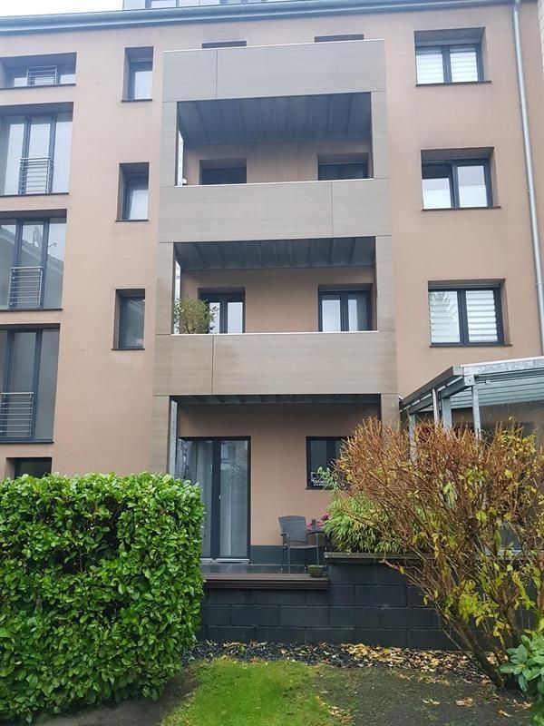 Balkone mit Holzgeländer