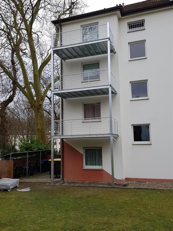 Einfamilienhaus mir drei Balkonen auf verschiedenen Ebenen