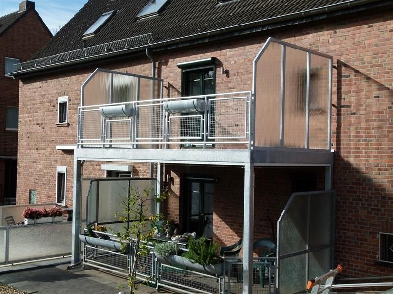 Balkon mit Blumenkästen aus Metall