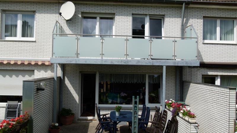 Balkon mit Glasgeländer