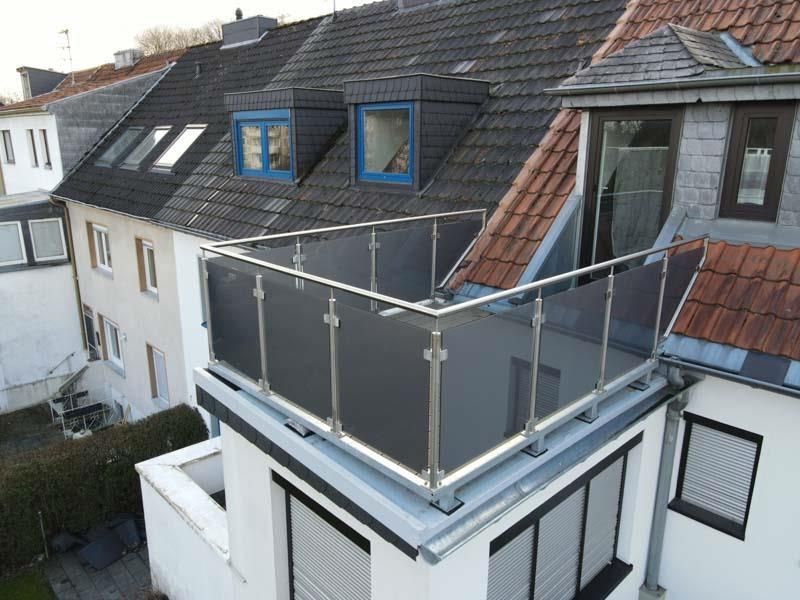 Balkoninnenraum mit sichtschützdenden Geländer