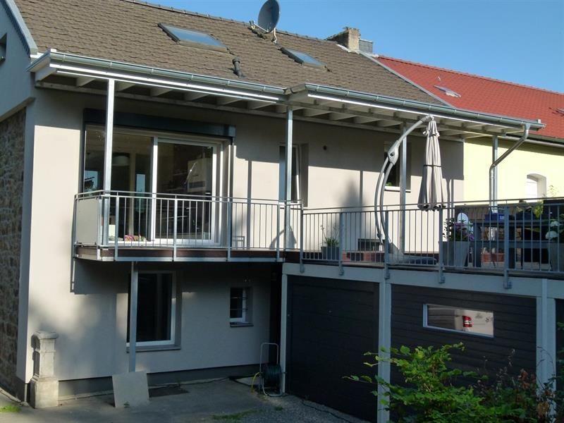 Balkon-Innenbereich mit Glasgeländer