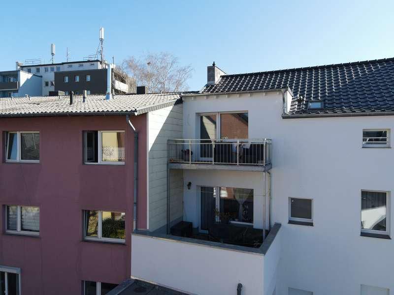 Ein Gebäude mit einem Balkon auf dem Dach