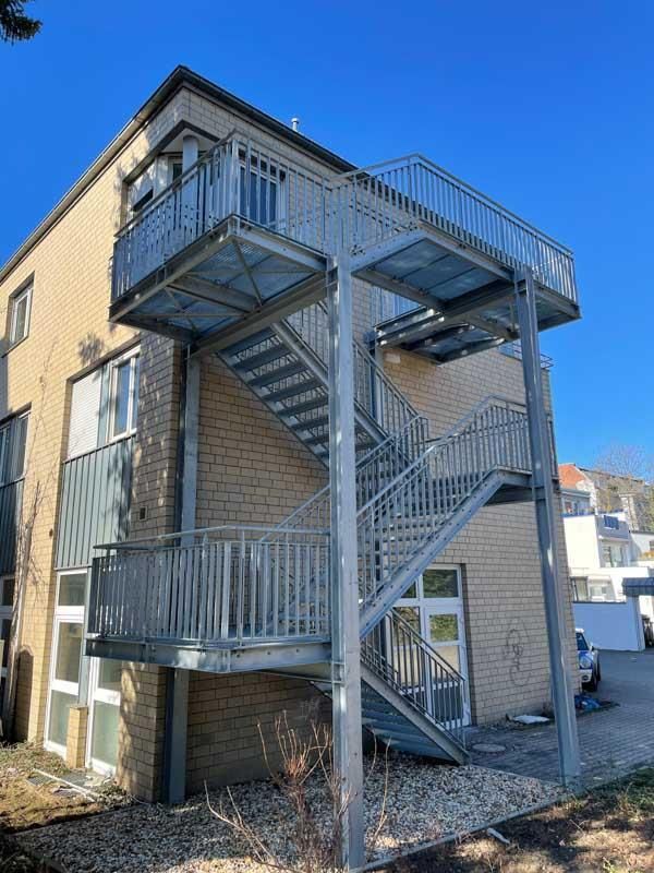 Außentreppen an Mehrfamilienhaus aus Froschperspektive