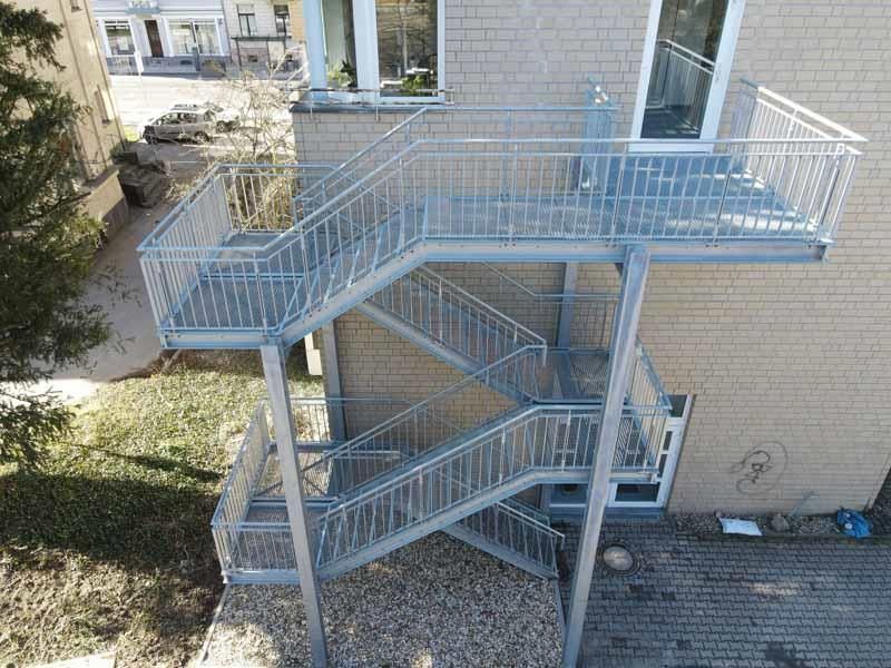 Außentreppen an Mehrfamilienhaus 