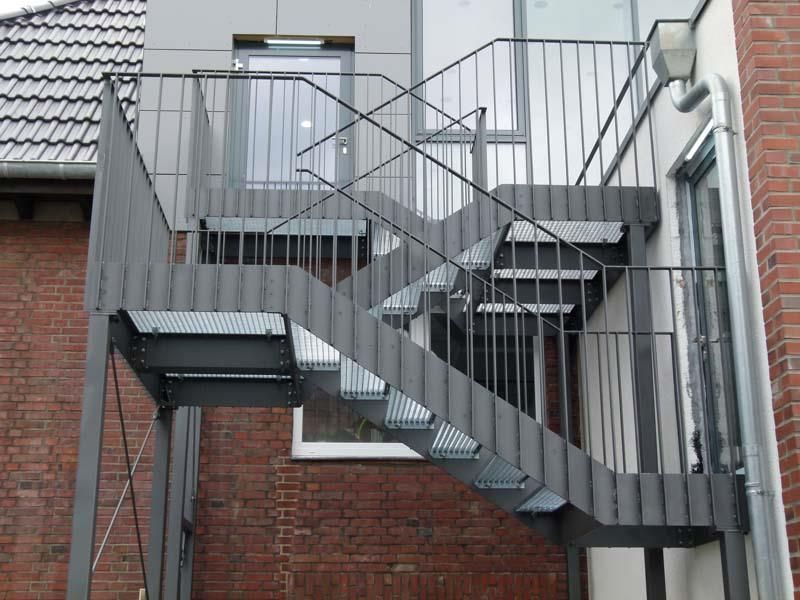 Außentreppen über zwei Ebenen