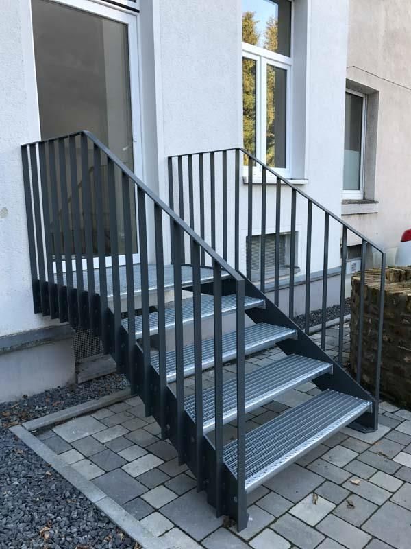 Treppe im Außenbereich zur Küche