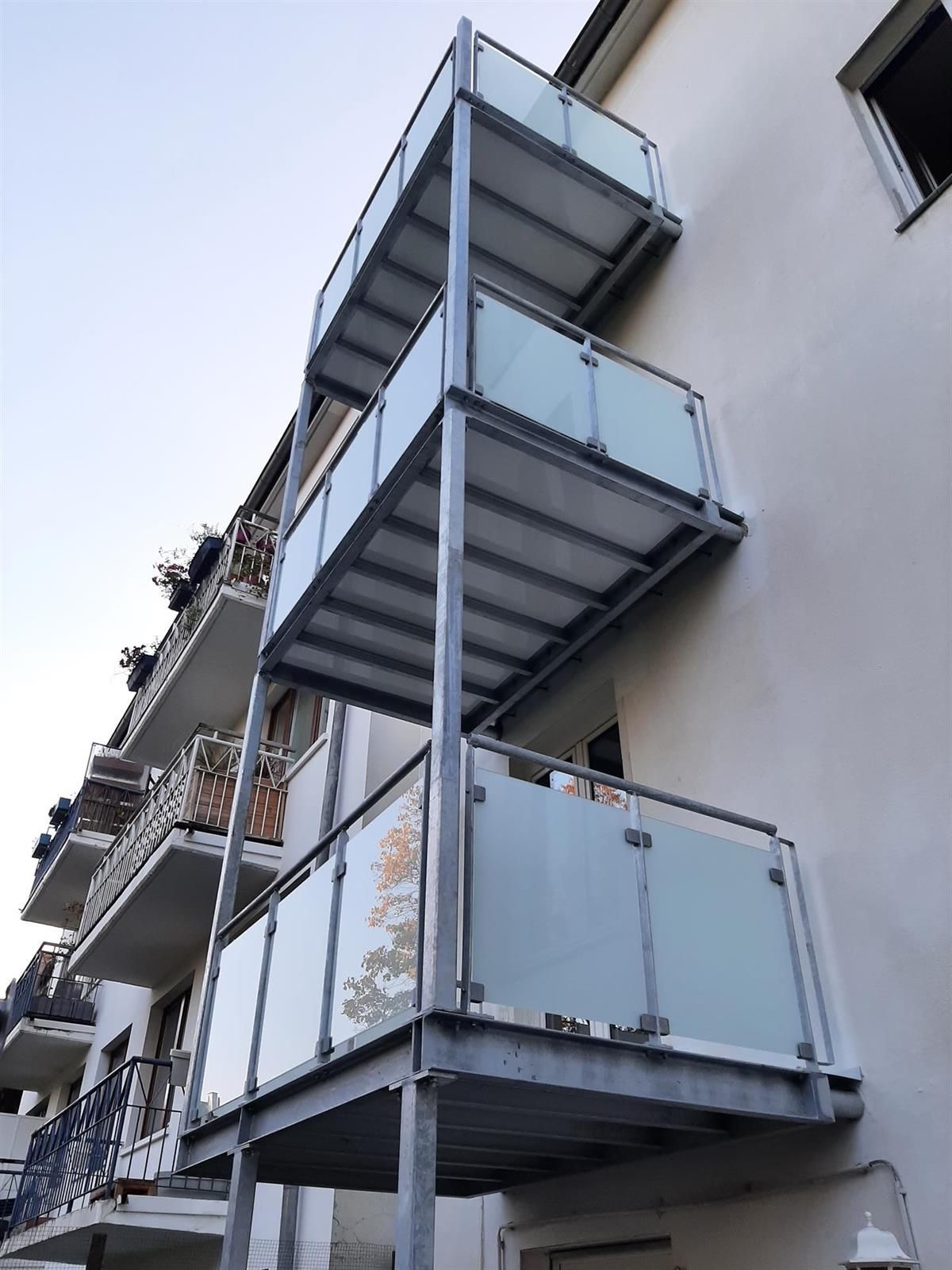 Ein Balkon an der Seite eines Gebäudes, zu dem eine Treppe hinaufführt