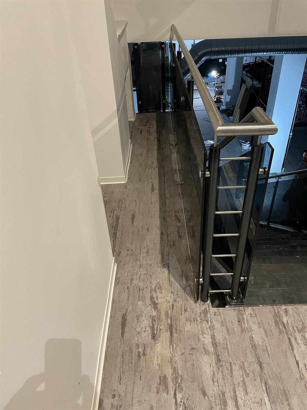 Eine Treppe mit Edelstahlgeländer und Marmorboden