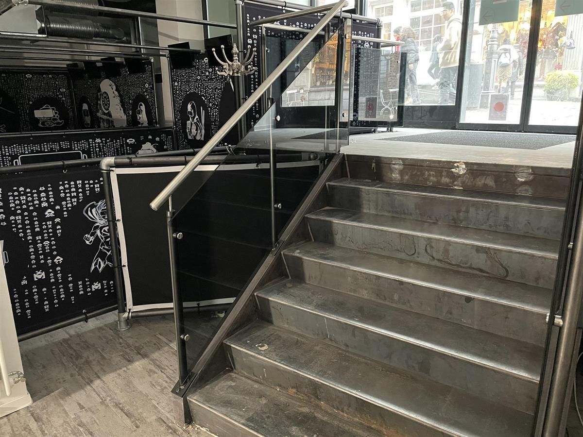 Eine Treppe mit einem Glasgeländer in einem Gebäude