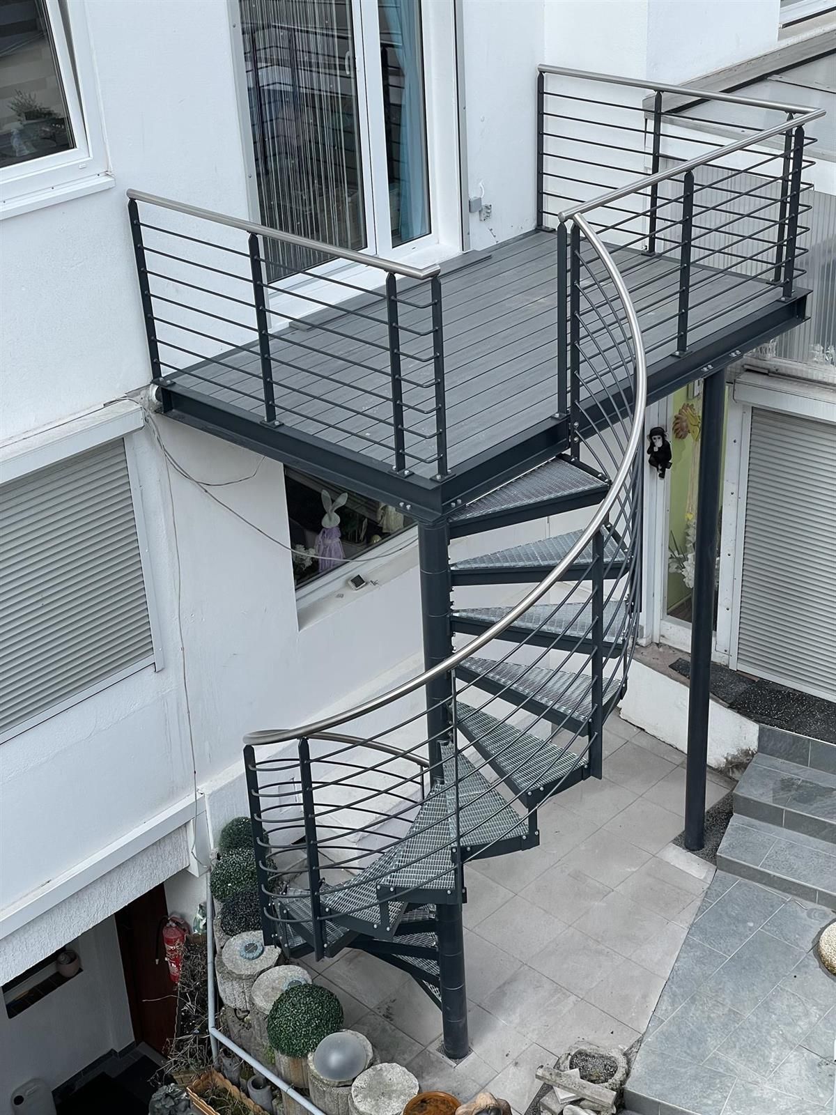 Eine Wendeltreppe mit angeschlossenem Balkon