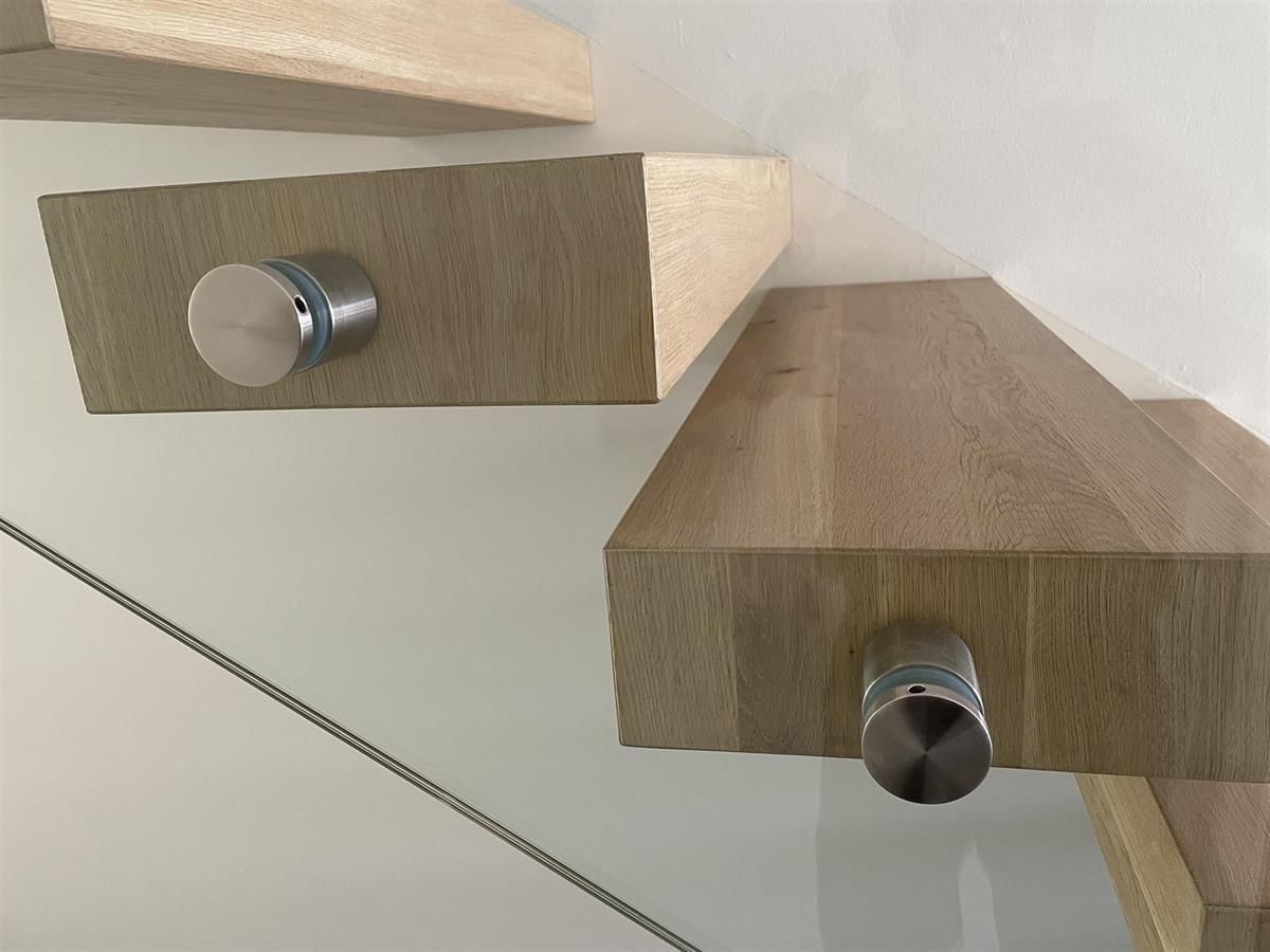 Eine Nahaufnahme einer Holztreppe mit einem Metallgeländer