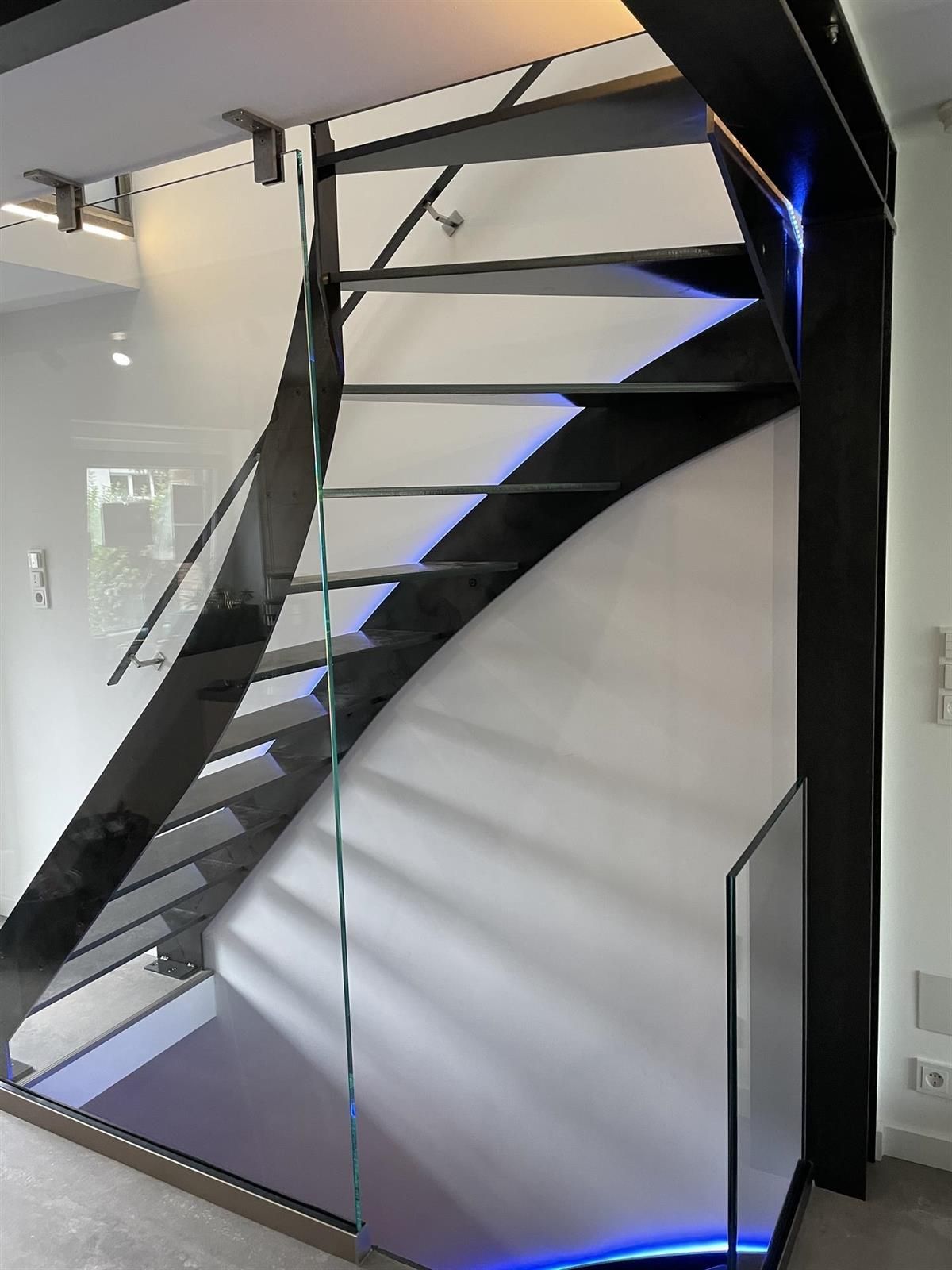 Eine Treppe mit einem blauen Licht am unteren Ende