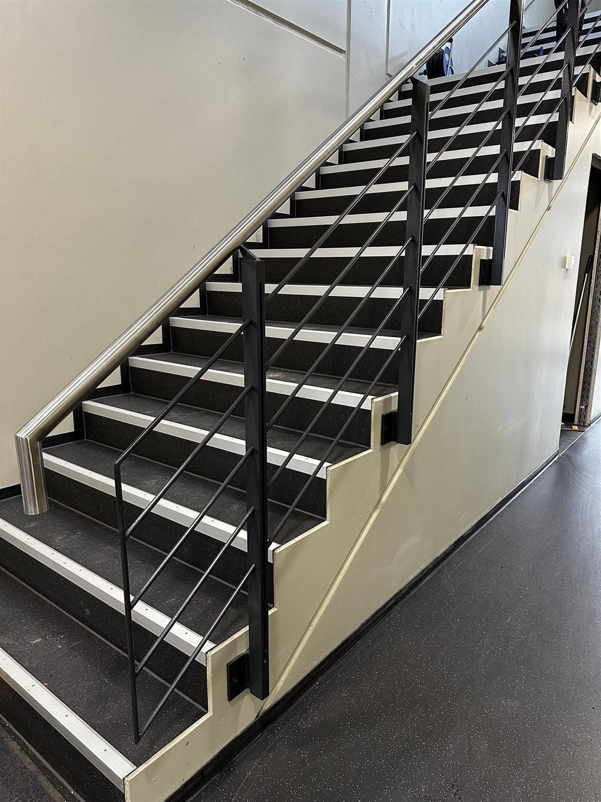 Eine Treppe mit Edelstahlgeländer