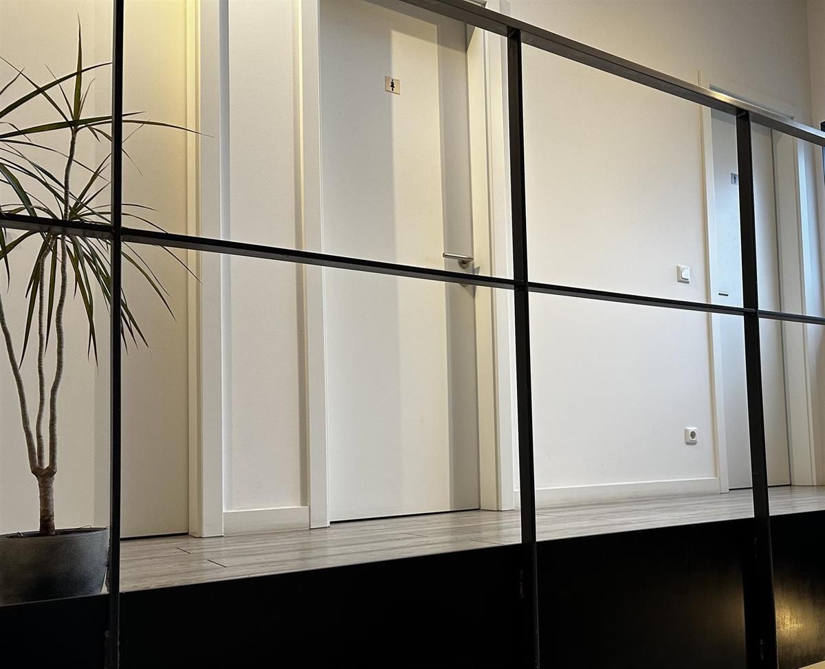 Eine Spiegelung einer Pflanze in einem Spiegel in einem Flur