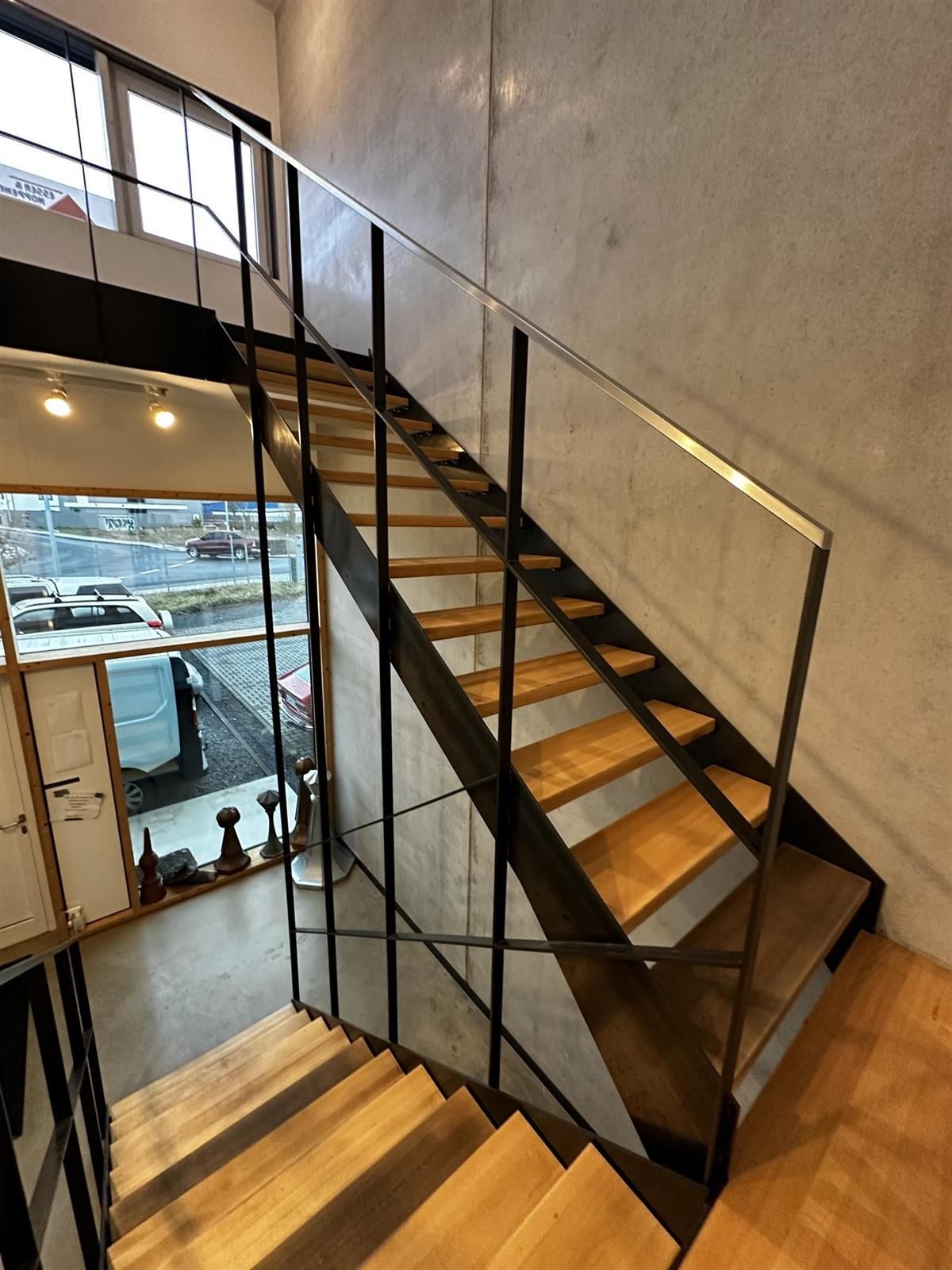 Eine Treppe mit Holzstufen und einem Metallgeländer