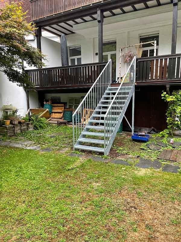 Kleine Außentreppen von der Terrasse zum Garten