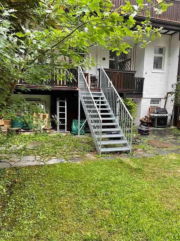 Außentreppen aus Metall mit Zugang zum Garten