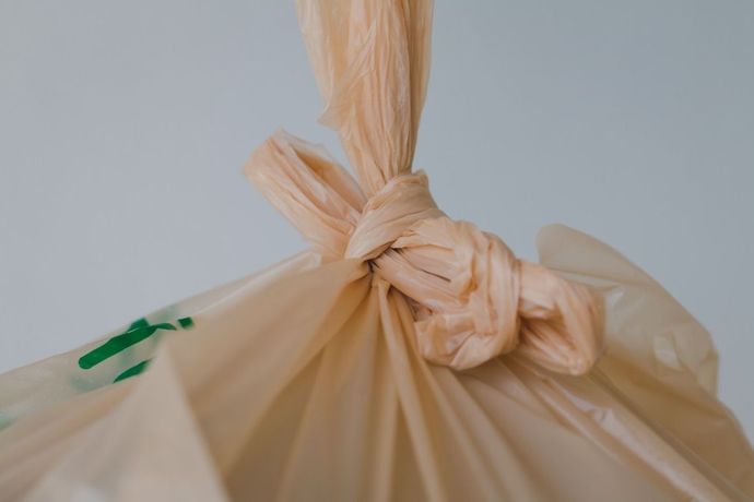 Un primer plano de una bolsa de plástico con un nudo.
