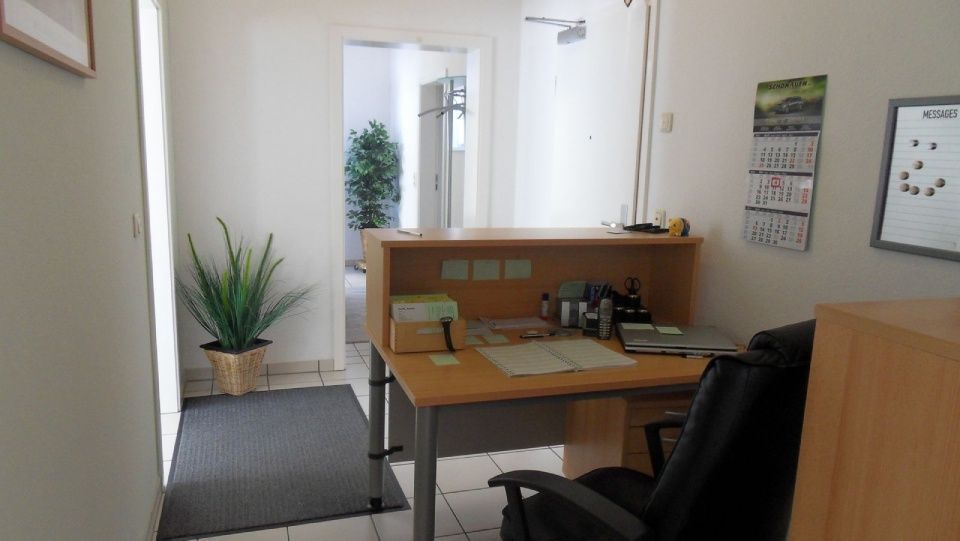 Ein kleines Büro mit Schreibtisch und Stuhl