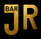 Letras "JR" doradas con "BAR" sobre la "J", sobre fondo negro. Remaches en cada letra.