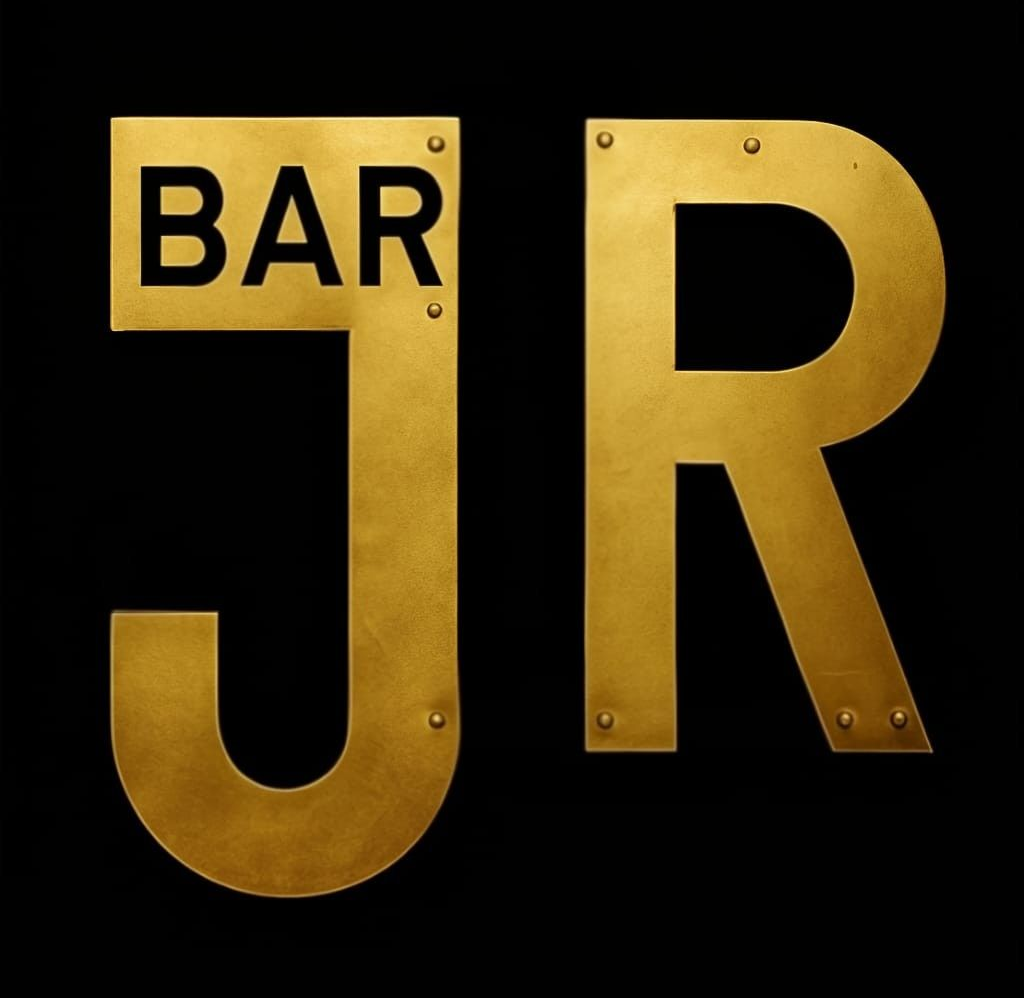 Letras "JR" doradas con "BAR" sobre la "J", sobre fondo negro. Remaches en cada letra.