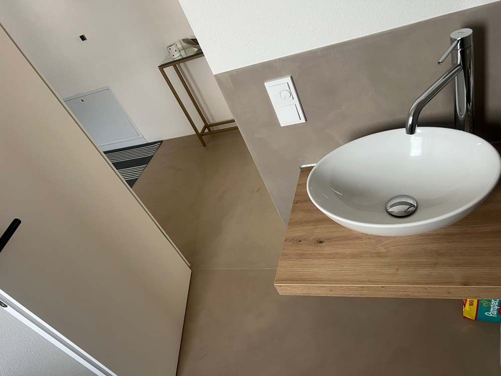 Ein Badezimmer mit Badewanne, Spiegel und Hocker.