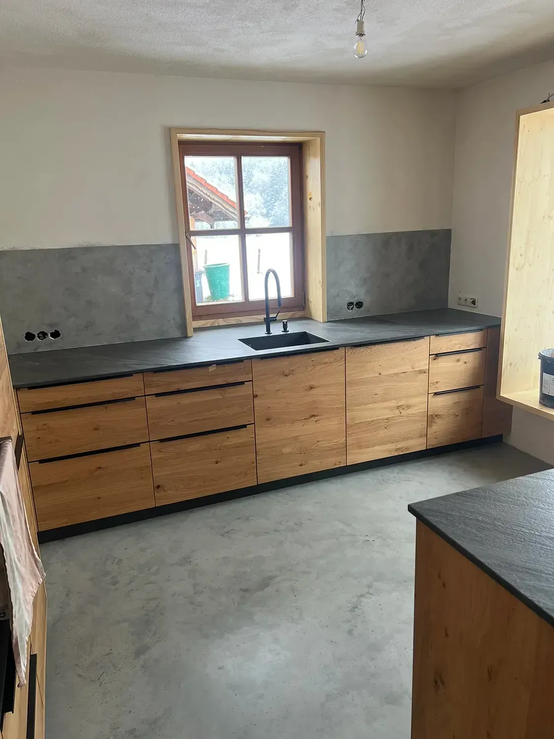 Eine Küche mit Holzschränken und einer Spüle