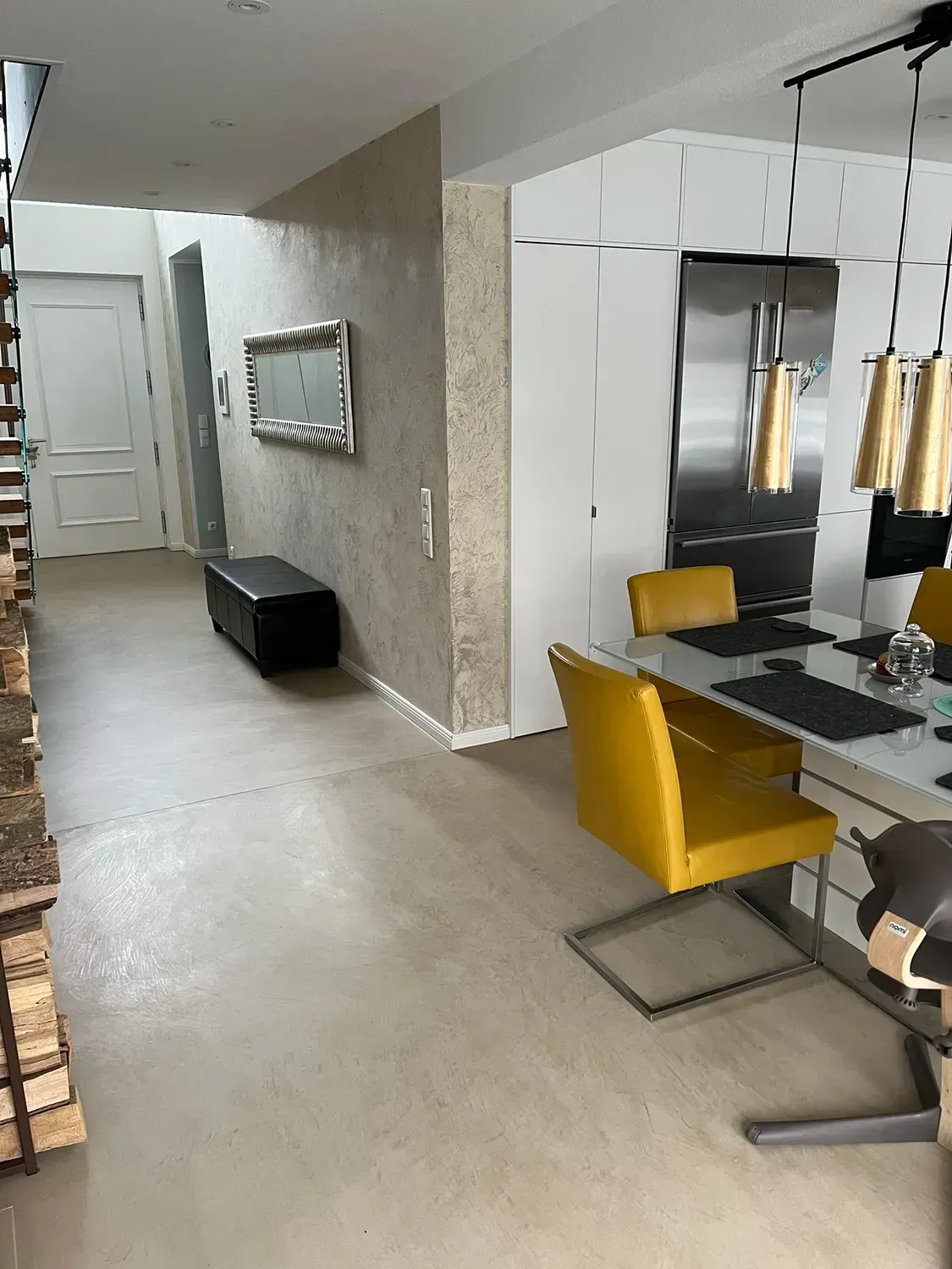 Ein Esszimmer mit einem Tisch und Stühlen darin