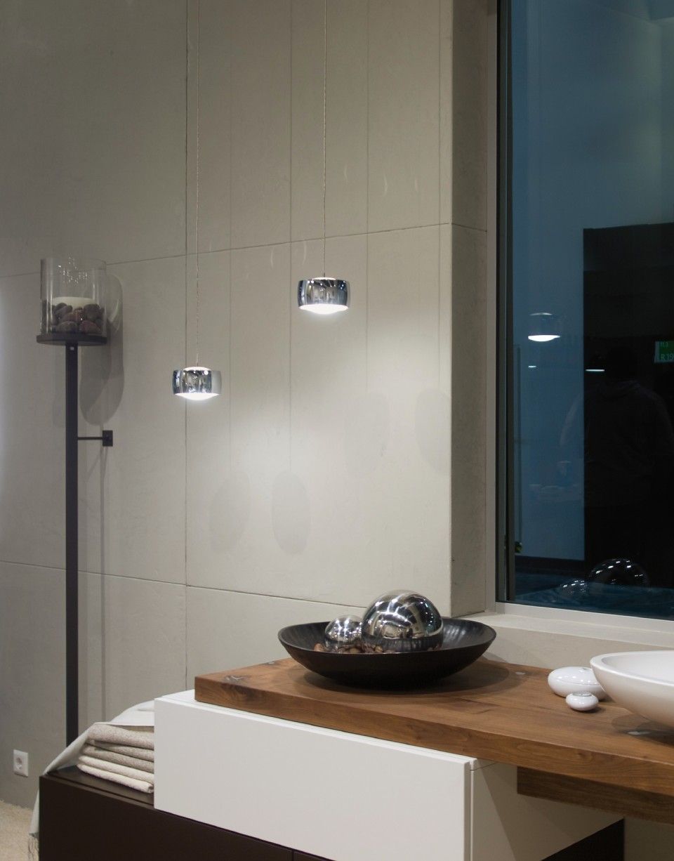 zwei silberne Hängeleuchten