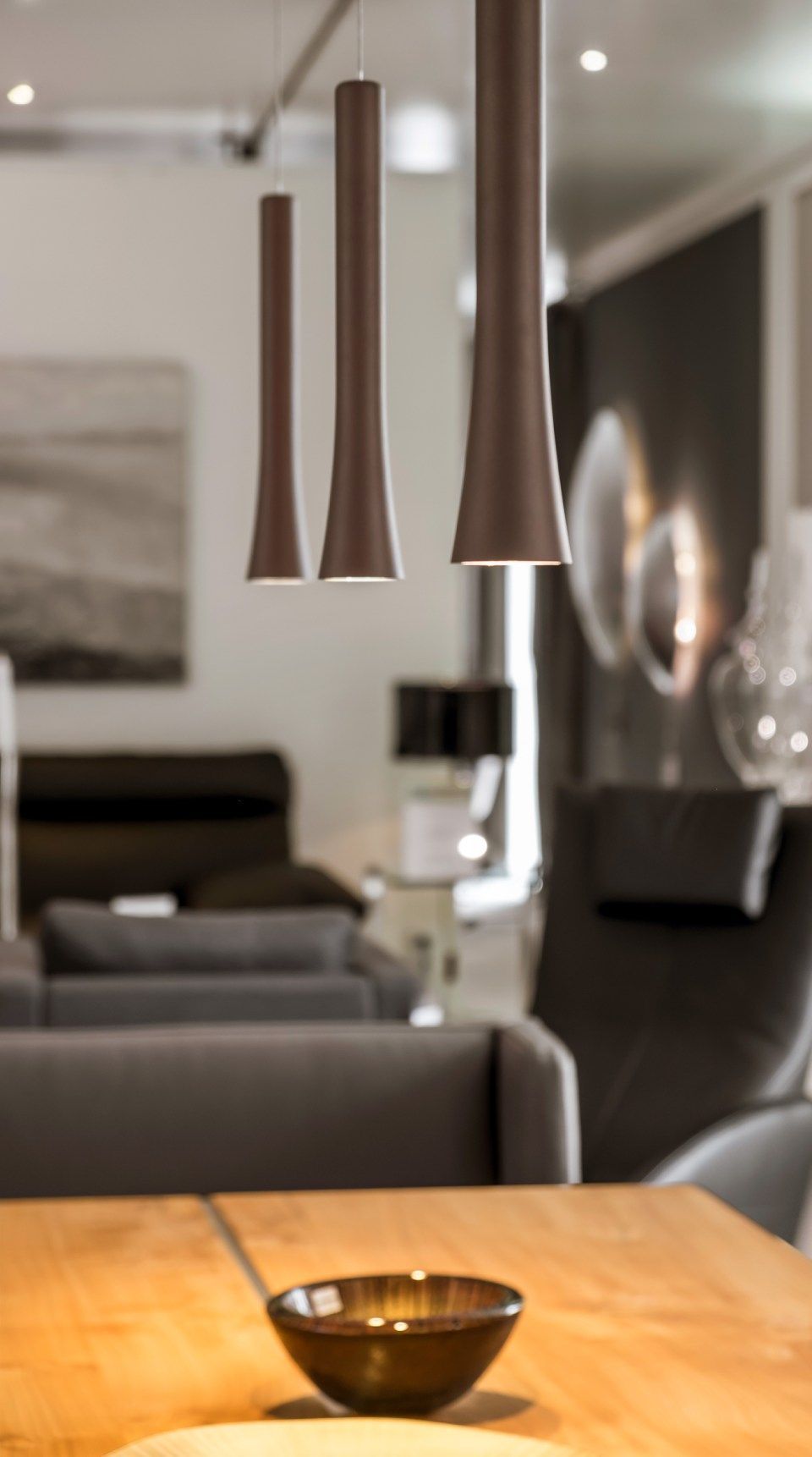 lange Leuchten über einem Tisch