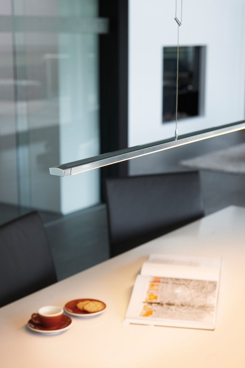 silberne Lampe über einem Tisch