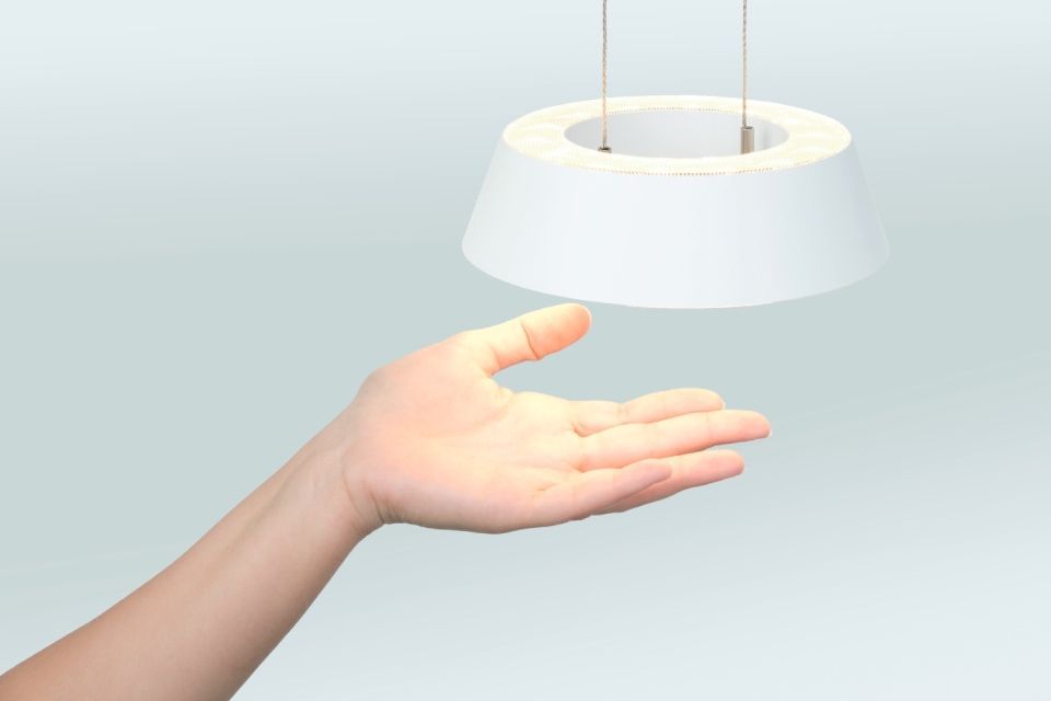 Hand unter einer Lampe