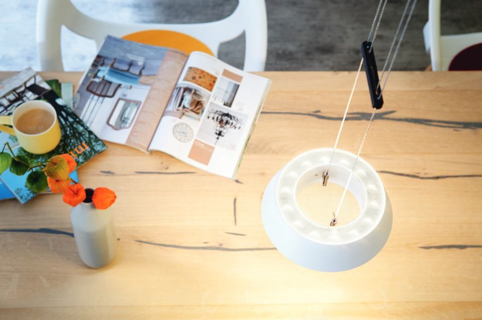 Lampe spendet Licht über einem Tisch