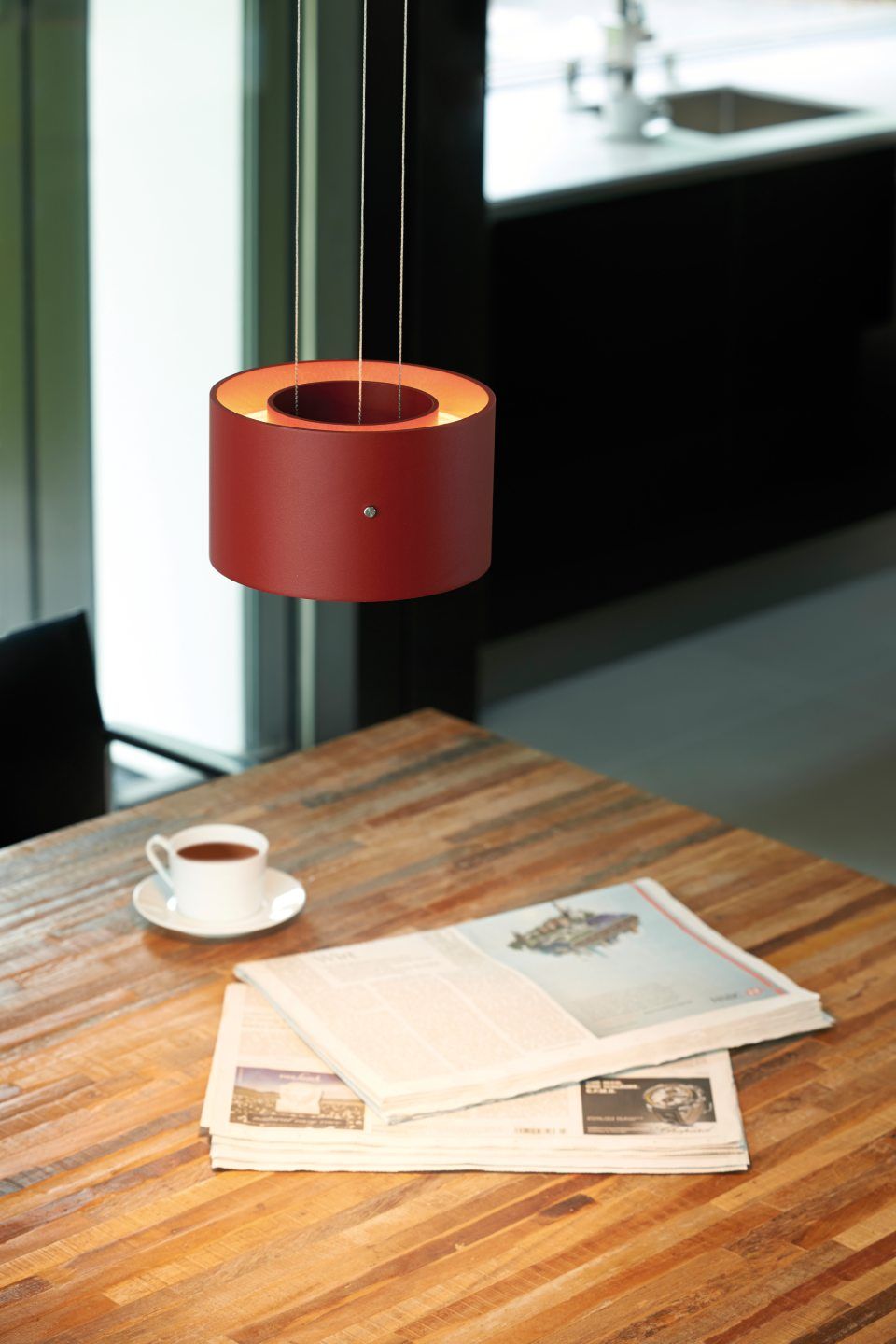 runde Lampe über einem Tisch