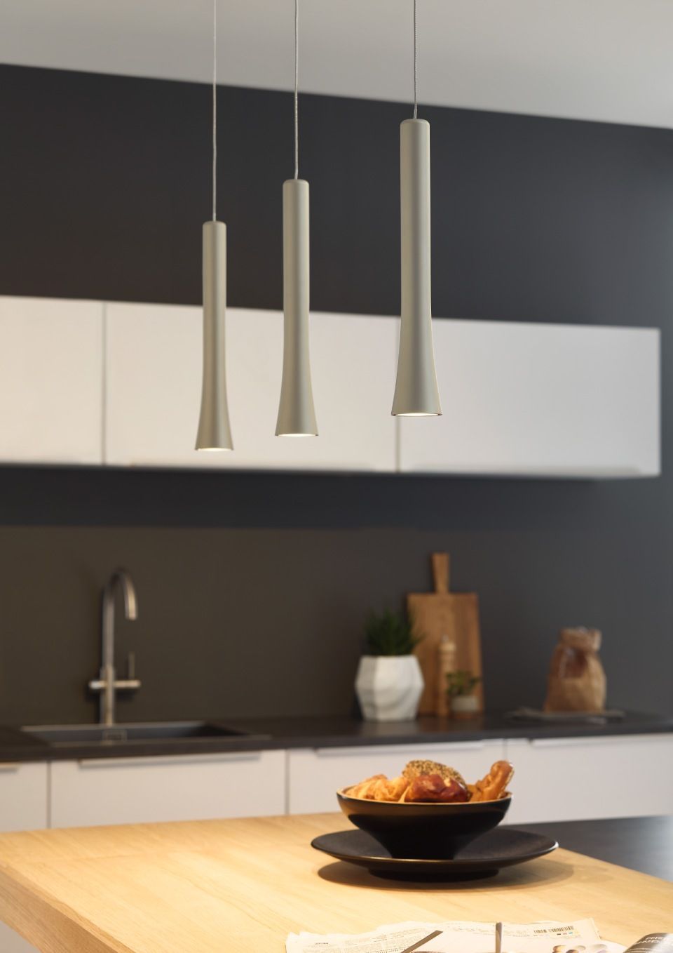 drei Hängeleuchten über einem Tisch