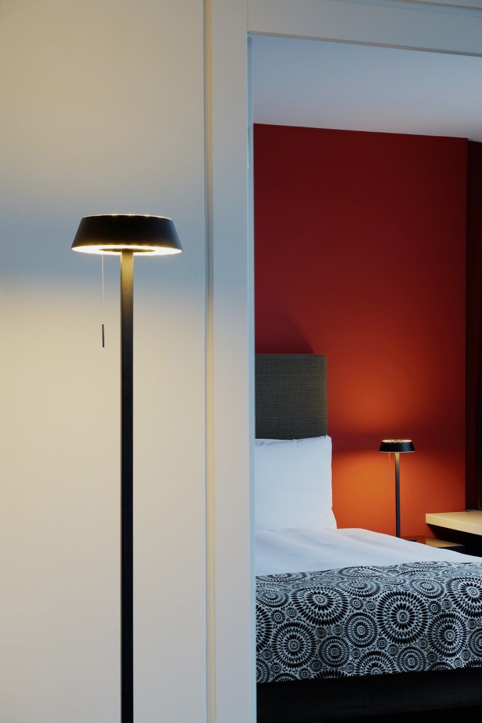 warmes Licht einer Stehlampe