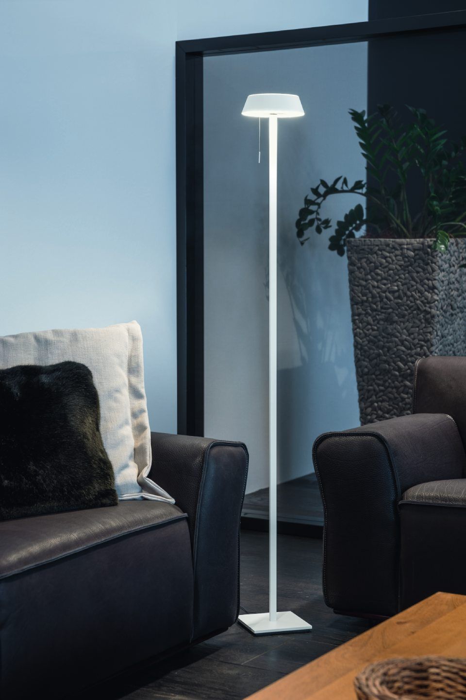 weiße dünne Stehlampe