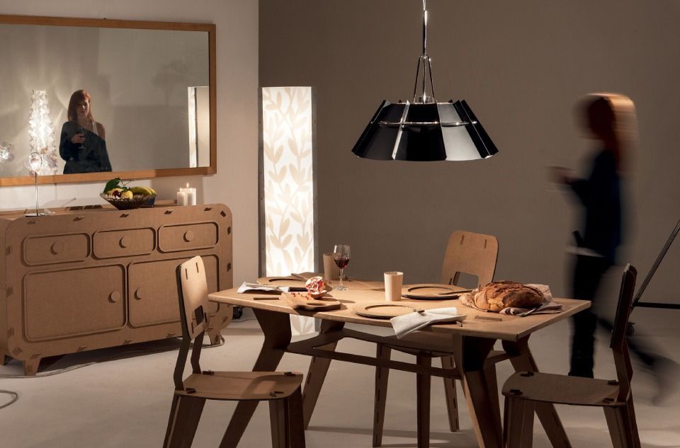 Lampe über einem Tisch