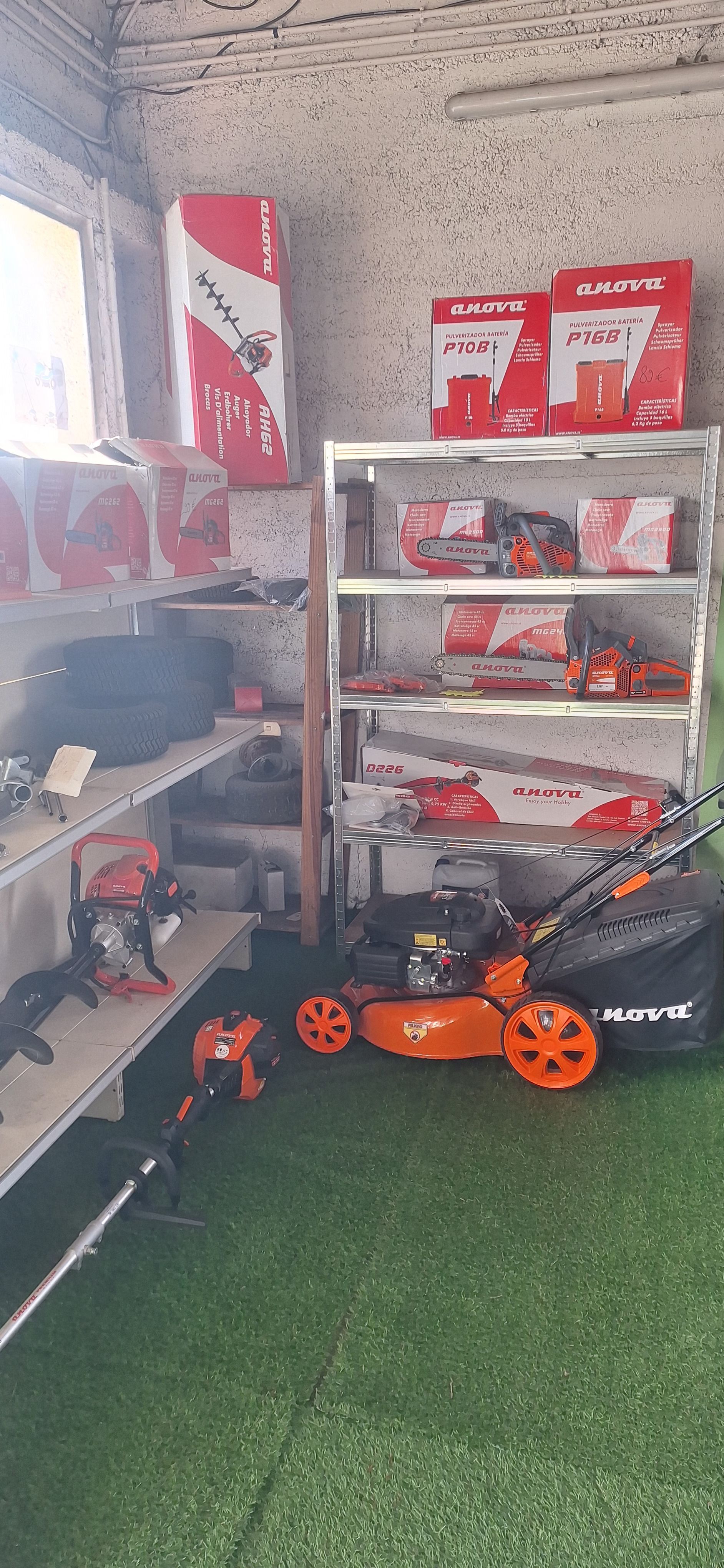 Des produits emballés en rouge étaient rangés sur des étagères dans un petit coin de magasin, avec une petite voiture rouge et un sol recouvert de gazon synthétique vert.