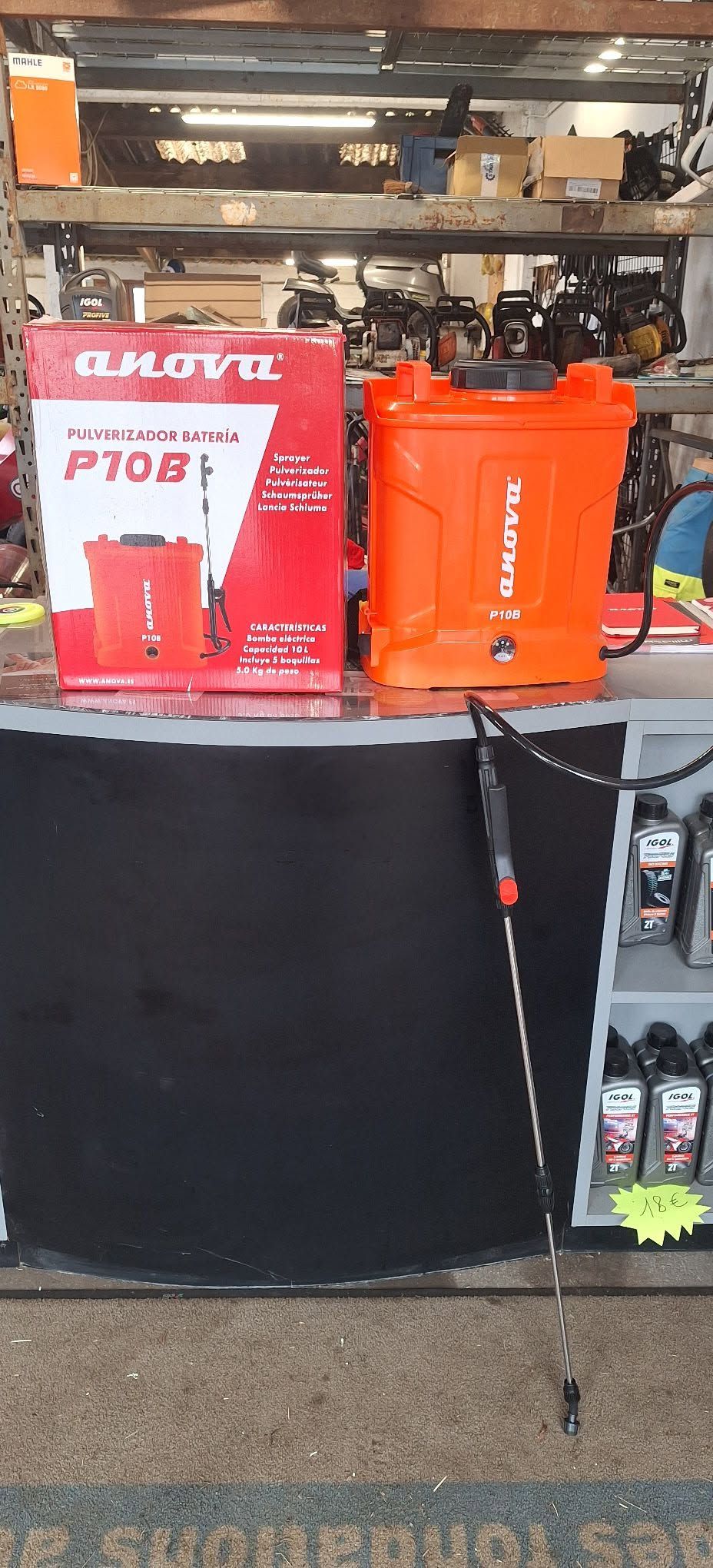 Des distributeurs à pompe rouges et oranges sont exposés sur le comptoir d'un magasin, à côté d'une étiquette de produit.
